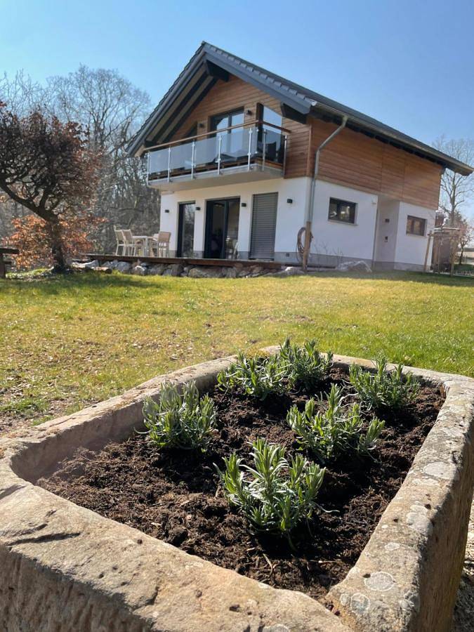Ferienhaus für 4 Personen, mit Balkon und Terrasse sowie Garten und Seeblick