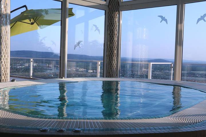 Gîte pour 2 personnes, avec Terrasse et Jacuzzi ainsi que Jardin et Piscine à Tatabánya