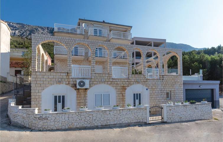 Ganze Ferienwohnung, Geräumig, 1 km vom Strand entfernt: Gemütliche Ferienwohnung mit WLAN, Klimaanlage und Terrasse in Stanici, Omis-Riviera