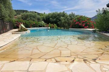 Cottage pour 5 personnes, avec jardin ainsi que terrasse et piscine à Belgentier