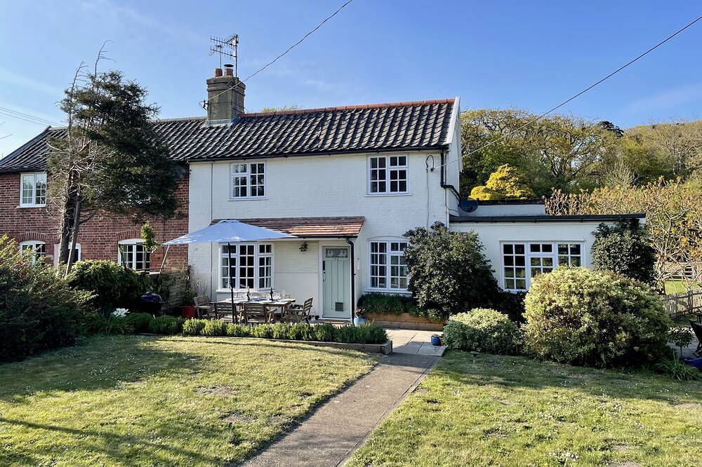 Charming Cosy Cottage, pretty large garden, 10-15 min walk to beach & Southwold in Southwold, Waveney District