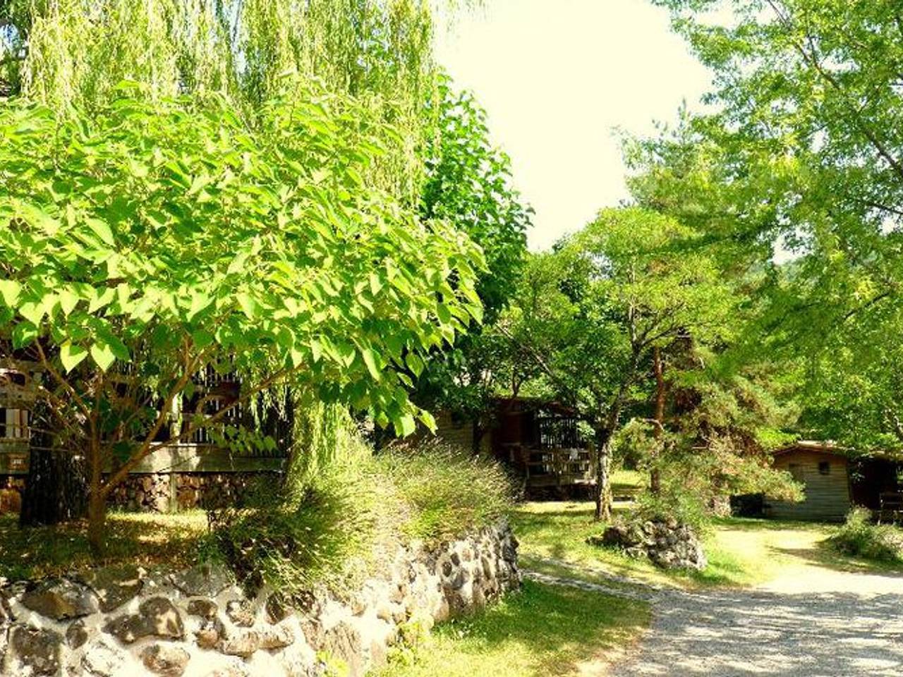 Chalet avec Terrasse et Salon de Jardin à Darbres in Darbres, Ardèche