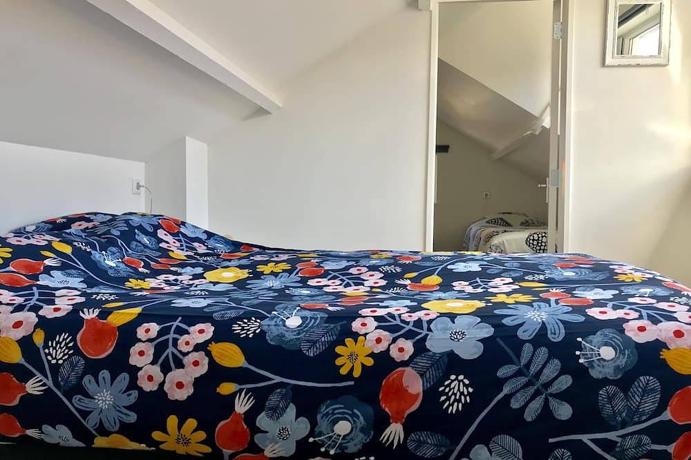 Vacation home with 3 bedrooms, furnished. Garden, 2 bathrooms, 2 kitchens, 200 meters from the beach in Egmond, Egmond aan Zee