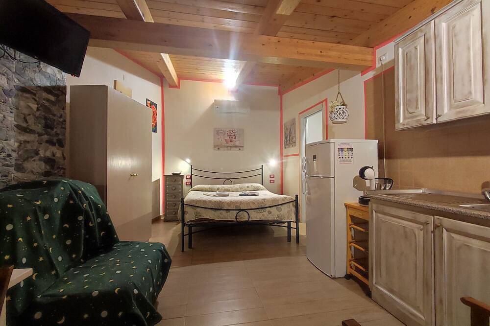 Appartamento intero, Hostal De Les Floristes! Piano 0- Four (2+1+1)\n- giardino -Patio- Tv in La Cunetta, Alghero