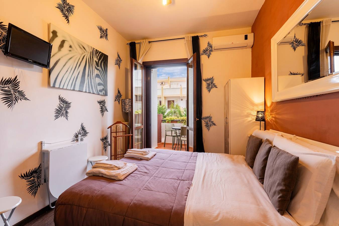 Camera 'Bnb Sottosopra- Camera Zebrata' con vista mare, Wi-Fi e aria condizionata in Gallipoli, Golfo di Taranto