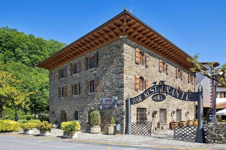 Hotel para 2 personas, con Terraza y Jardín en Pirineo Navarro