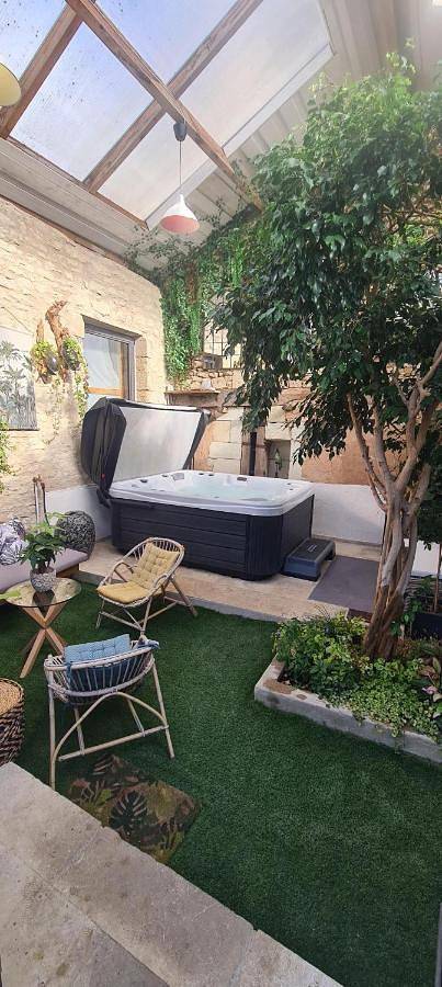 Location de vacances pour 2 personnes, avec piscine ainsi que jacuzzi et jardin à Pouant - 2