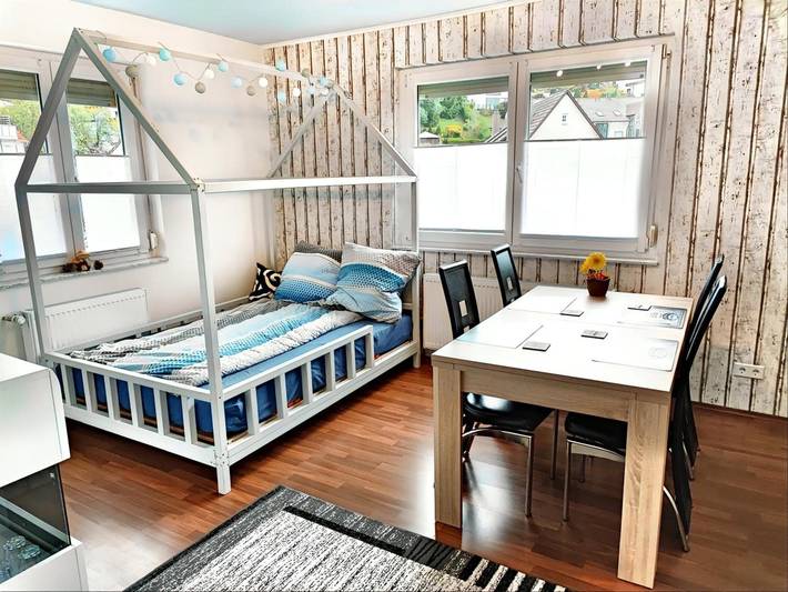 Geheel appartement, Vakantiewoning 'Fewo Albglück' met privéterras en wifi in Albstadt, Neckar-Alb