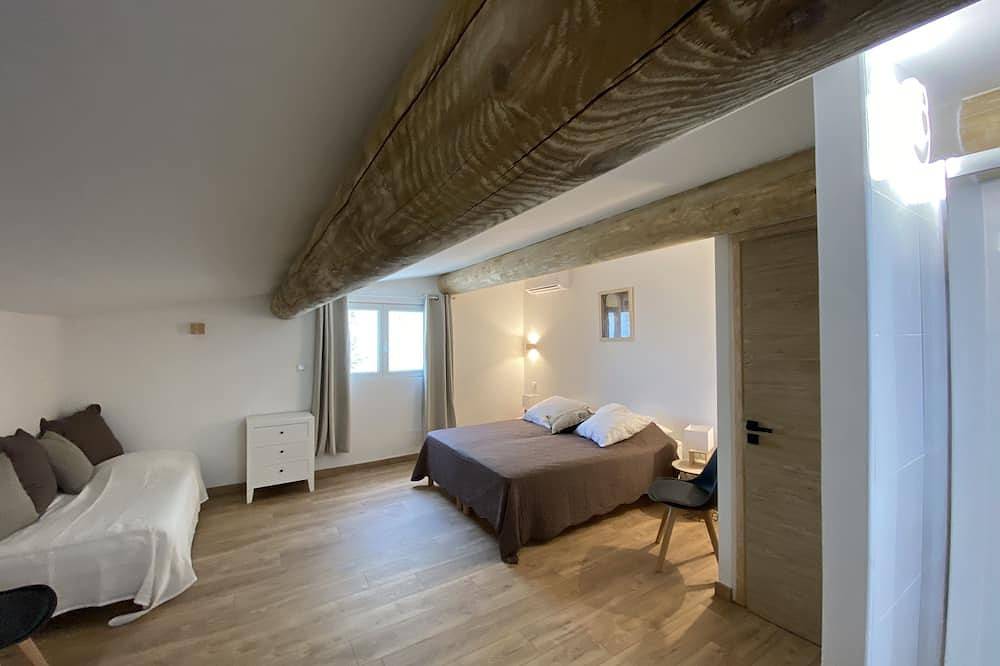 Très agréable villa privée avec piscine chauffée dans le Luberon in Taillades, Parc naturel régional du Luberon