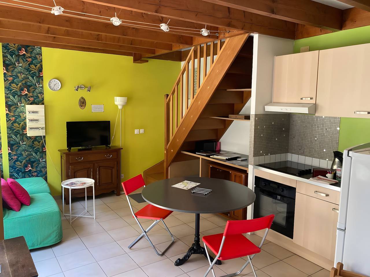 Holiday Home “La Maisonnette” with Shared Terrace, Communal Garden and Wi-Fi in Les Andelys, Les Andelys region