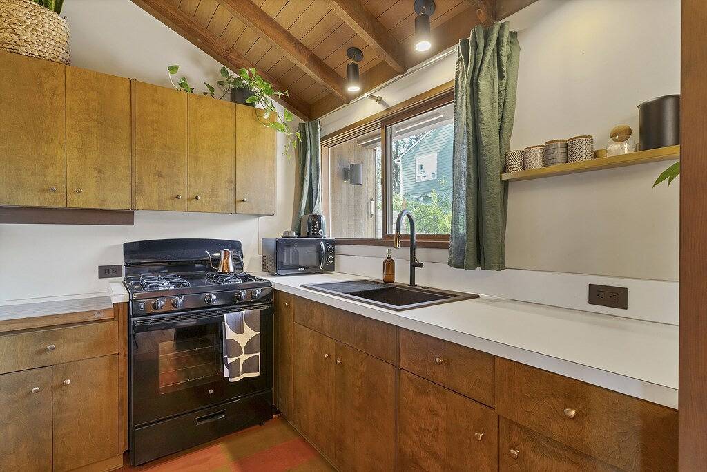 Capitol Cabin! Designer Home w/ Soaring Windows in Salem (OR), Willamette Valley