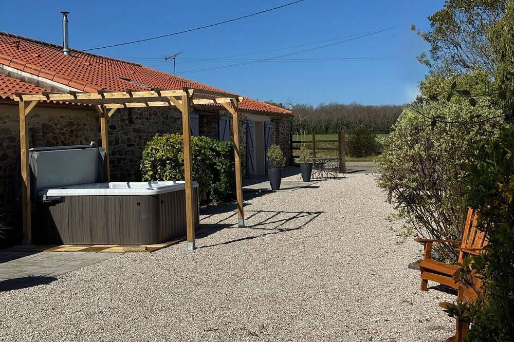 Gîte charmant entre Nantes et la mer avec jacuzzi, jardin et vélos in Port-Saint-Père, Région de Nantes