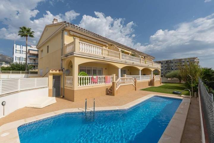 Apartamento para 4 personas, con piscina además de vistas y jardín en Alcanar