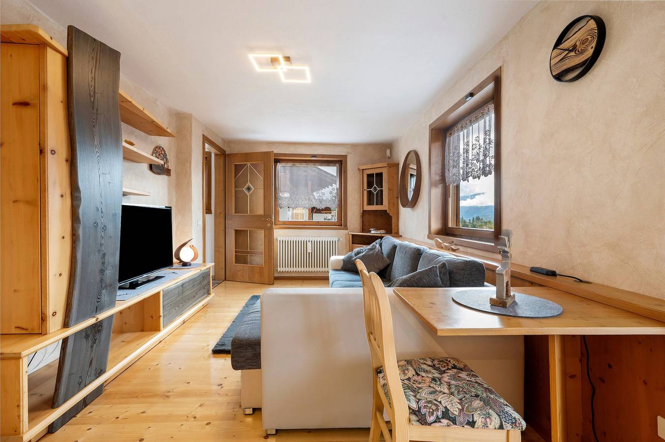 Entire apartment, Apartment 'Casa Elisabeth' with Mountain View, Shared Garden and Balcony in Cavalese, Fleimstaler Alpen