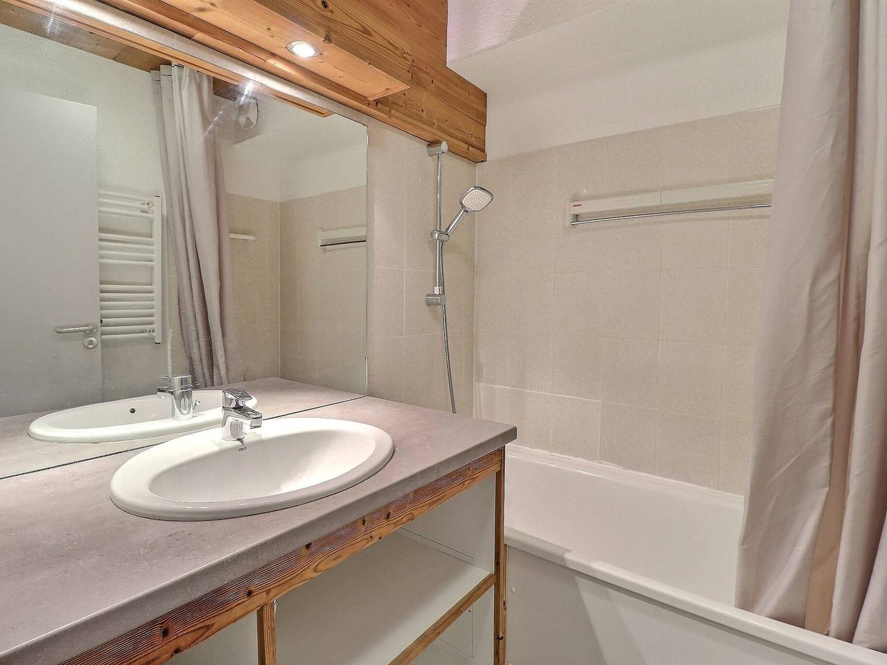 Ganze Wohnung, La Tania: Gemütliche 2-Zimmer-Wohnung für 4 Personen, Skigebiet, zentral gelegen in La Tania, La Perrière