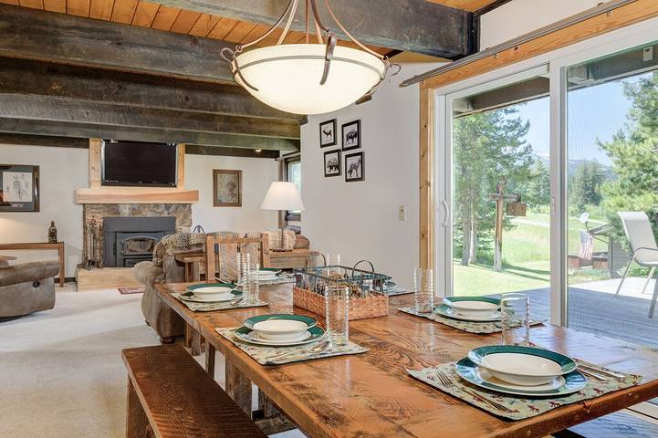 Vacation rental for 8 people, with sauna and balcony as well as hot tub and pool in Big Sky