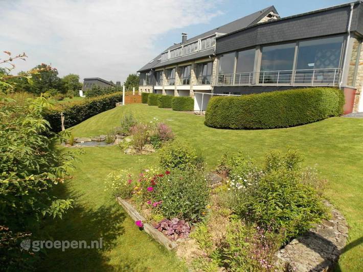 Location de vacances pour 30 personnes, avec sauna ainsi que terrasse et jacuzzi à Butgenbach