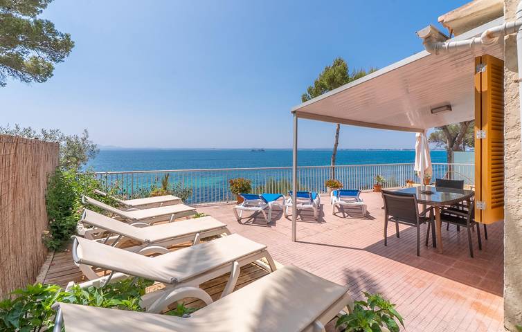 Apartamento con terraza y vistas al mar a 2 km de la playa in Alcanada, Alcúdia
