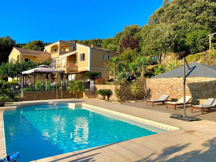 Cottage pour 6 personnes, avec piscine ainsi que vue et jardin à Granace