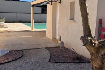 Gîte pour 2 personnes, avec jardin ainsi que piscine et jacuzzi à Beauvoisin