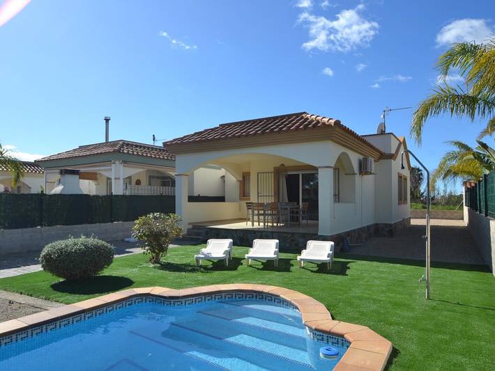 Location de vacances pour 6 personnes, avec terrasse ainsi que piscine et jardin, animaux acceptés à Riumar - 2