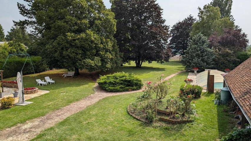 Location de vacances pour 3 personnes, avec piscine ainsi que vue et jardin dans Mareau-aux-Bois