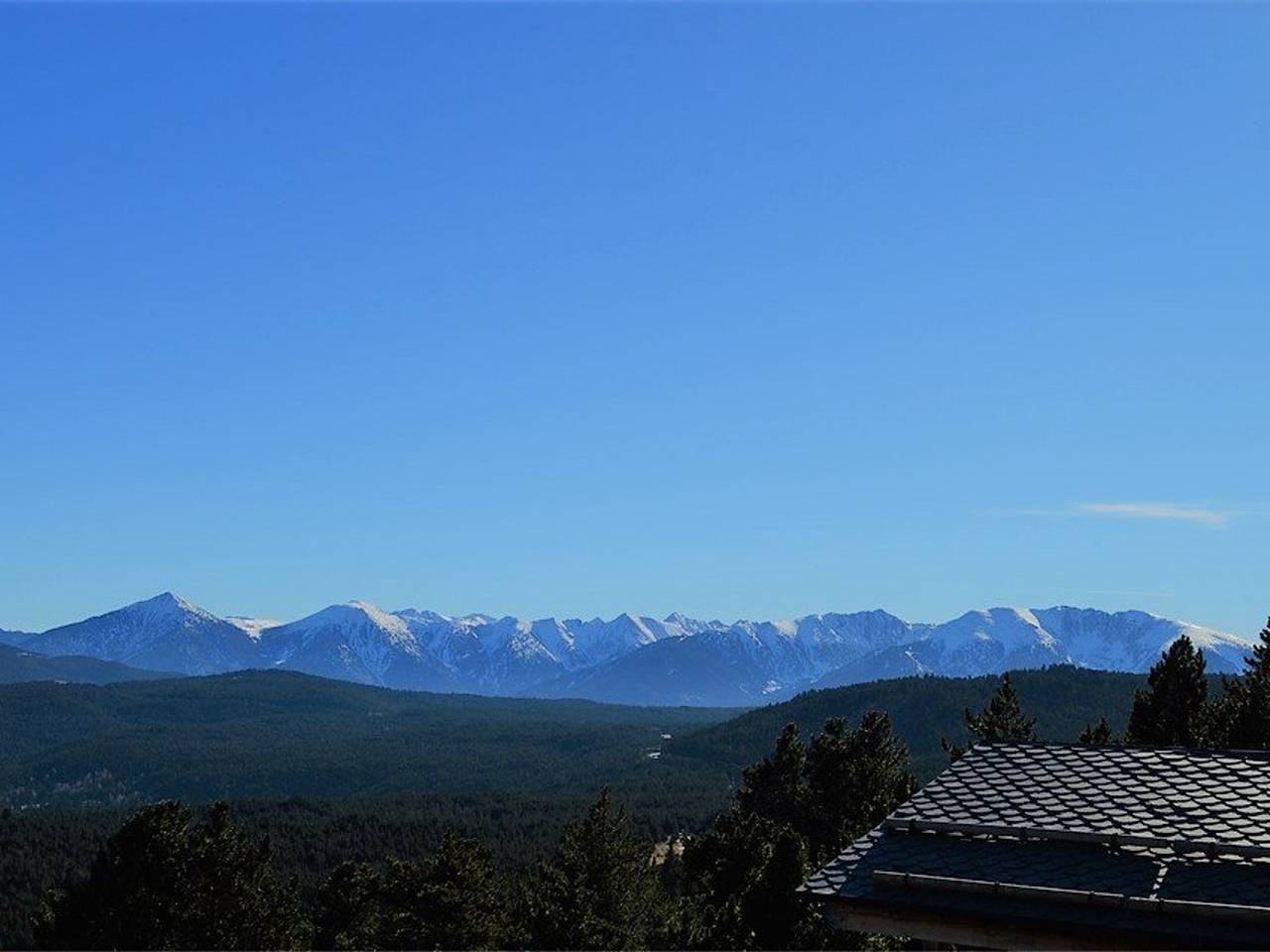 Entire apartment, Spacious T4 apartment in Les Angles with parking in Les Angles, Prades region