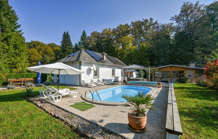 Charmante 100 m² große Wohnung mit Pool, WLAN und Parkplatz in Ivanska, Bjelovar-Bilogora