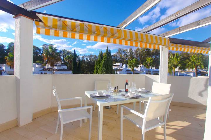 Strandhuisje voor 6 personen, with terras and kinderzwembad as well as tuin in Marbella