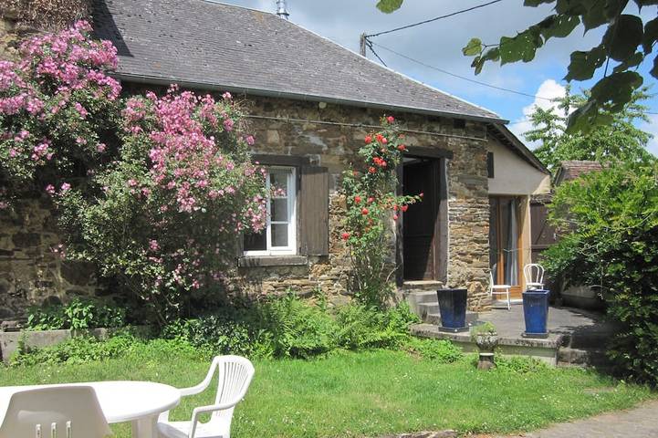 Gîte pour 3 personnes, avec piscine et jardin en Corrèze