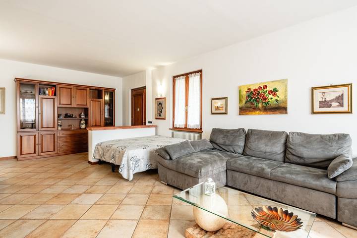 Entire apartment, Apartment 'La Casa Nel Verde' with Private Terrace, Wi-Fi and Air Conditioning in Altopascio, Lucca Province