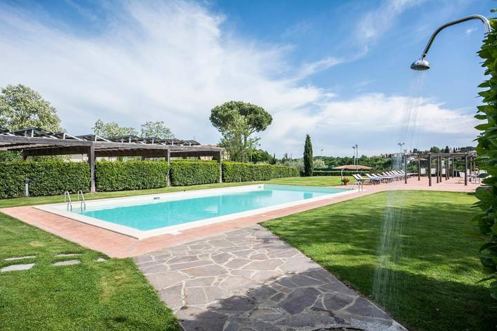 Agriturismo per 3 persone, con panorama e piscina nonché giardino, con animali domestici a Tavarnelle Val di Pesa