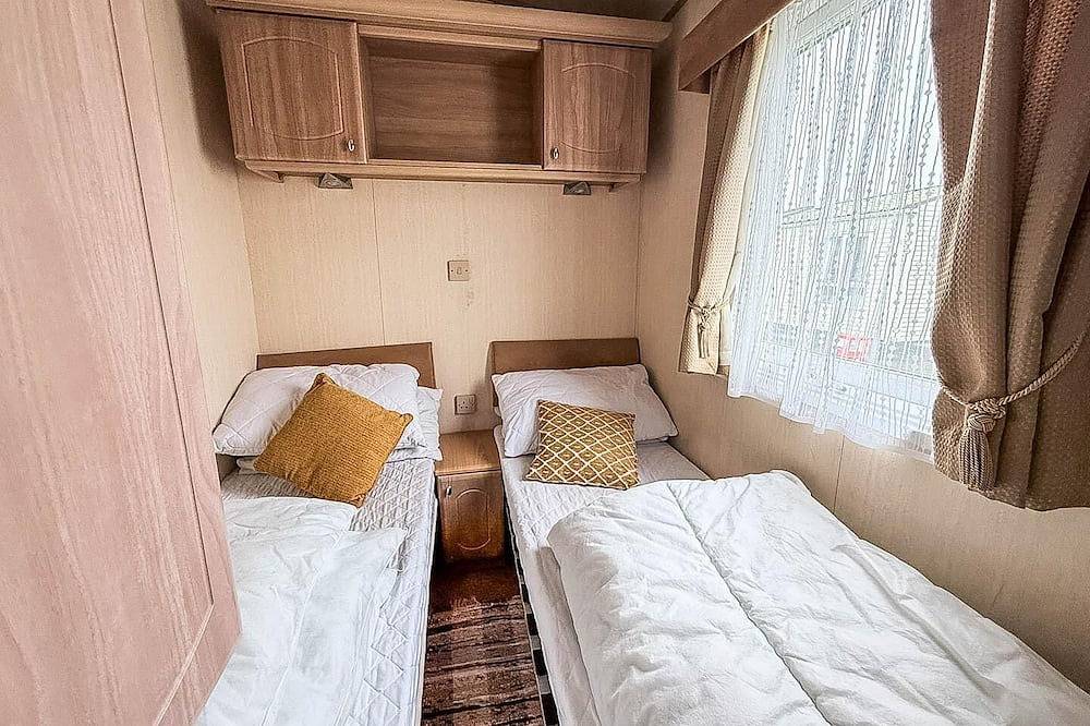 Brilliant 6 berth caravan for hire with decking by the Norfolk Coast in California (Great Yarmouth), Great Yarmouth
