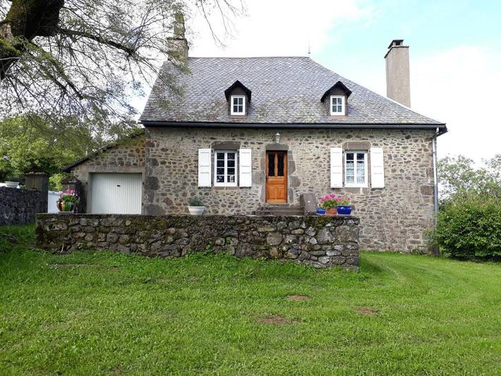 Location de vacances pour 4 personnes, avec Terrasse ainsi que Jardin et Vue à Sainte-Eulalie (Cantal)