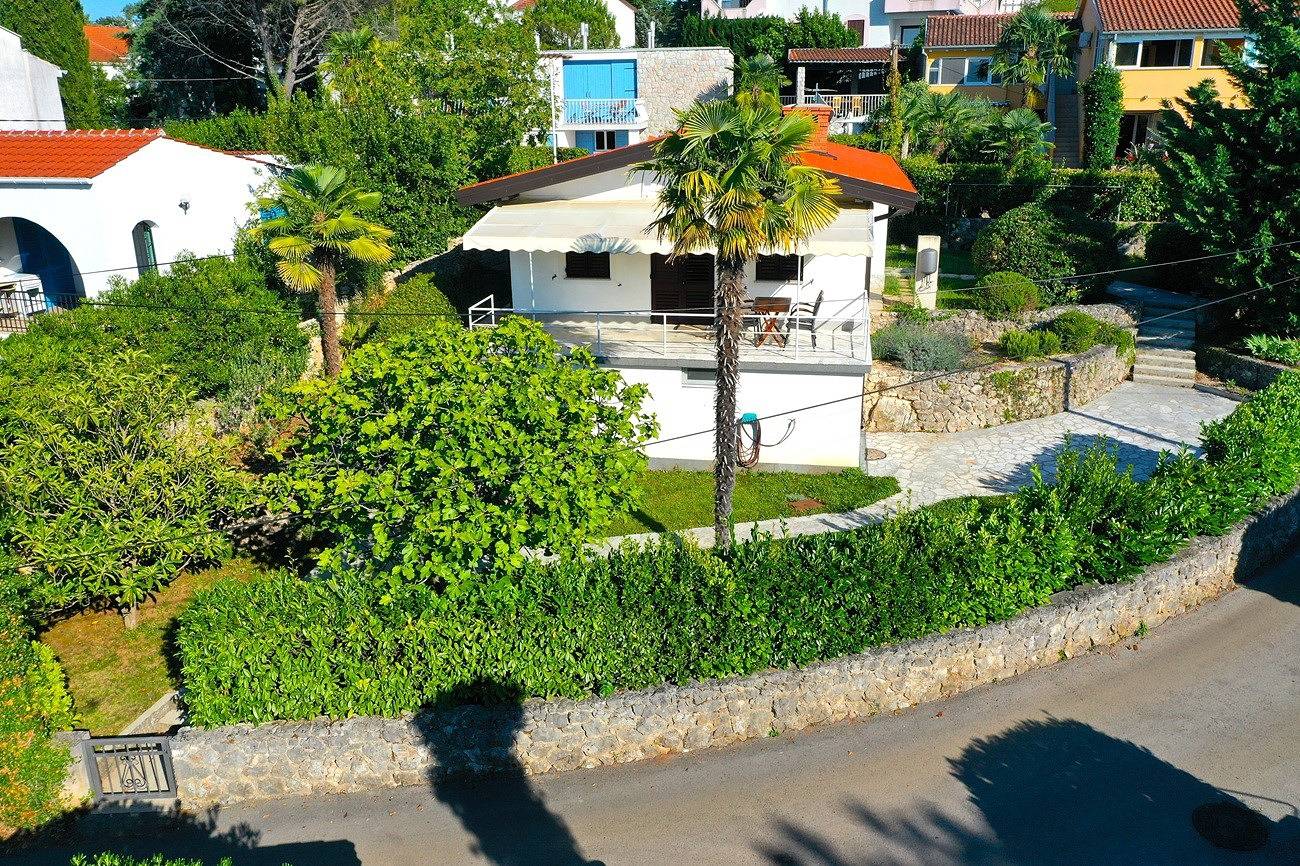 Schönes Ferienhaus Luka in Strandnähe  in Zidarici, Krk