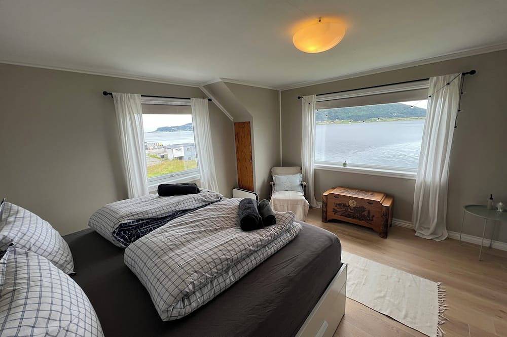 Fabulous 4-bedroom villa with Ac in Møre og Romsdal, boat available in Haram, Nordlige Fjord-Norge