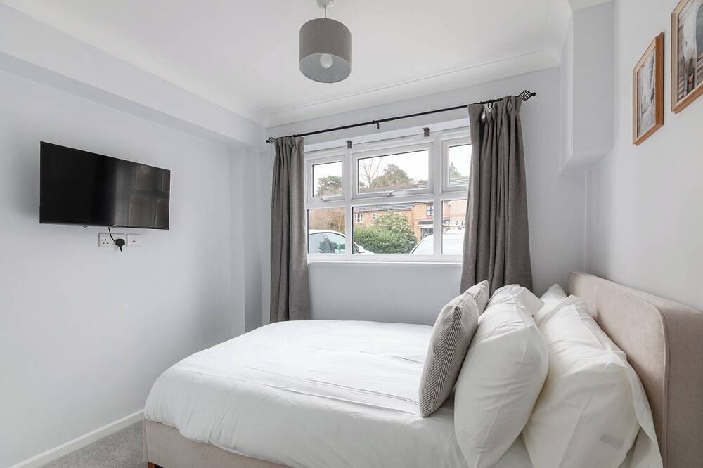5-Bed Home (sleeps 11), 3.5 Baths, Free Parking in Woking, Surrey