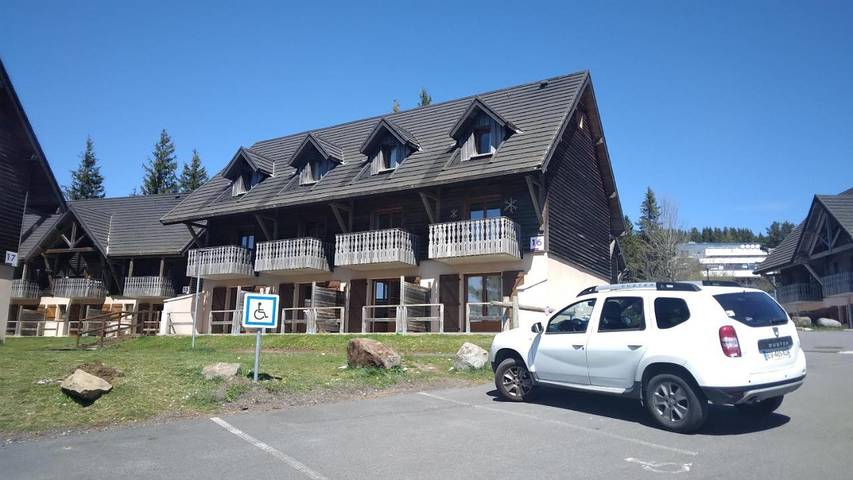 Gîte pour 5 personnes, avec terrasse et vue ainsi que sauna et piscine, animaux acceptés dans Lac Pavin - 3