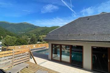 Gîte pour 8 personnes, avec balcon ainsi que jardin et piscine à Arreau
