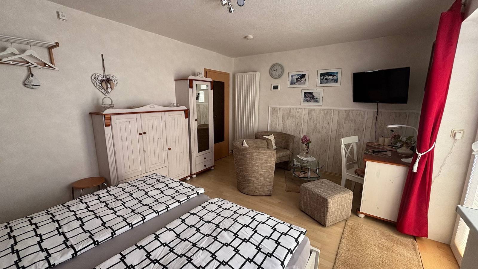 Ganze Wohnung, Ferienwohnung 'Emely' mit weitläufigem Meerblick und Balkon in Sassnitz, Nationalpark Jasmund