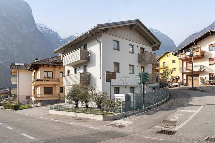 Gelso Bianco: apartamento espaçoso com terraço de 35m² e varandas in Dorsino, Grupo Brenta