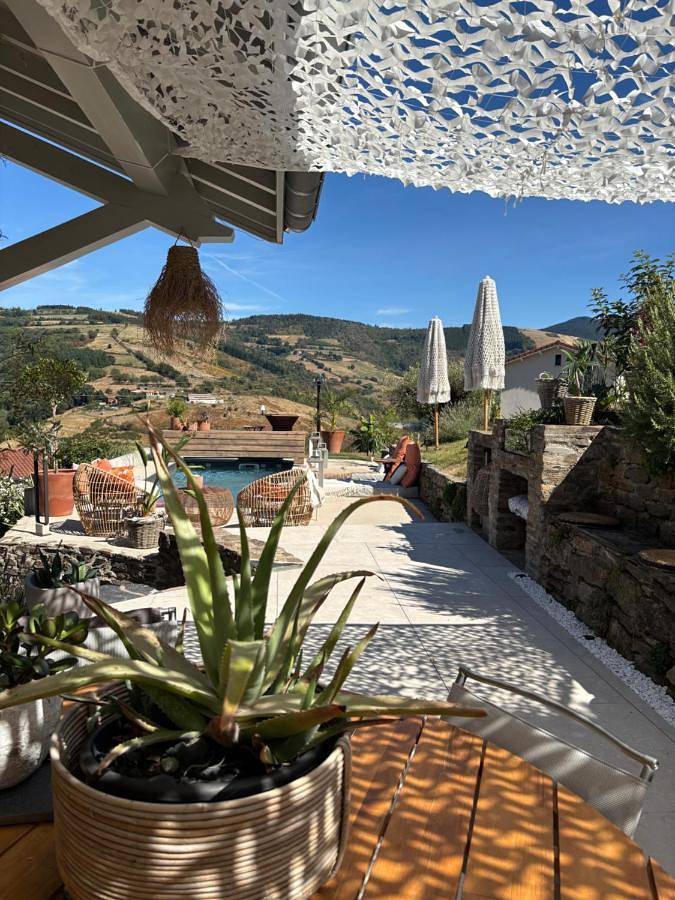 Gîte pour 2 personnes, avec terrasse et piscine ainsi que vue et jardin à La Valla-en-Gier - 3