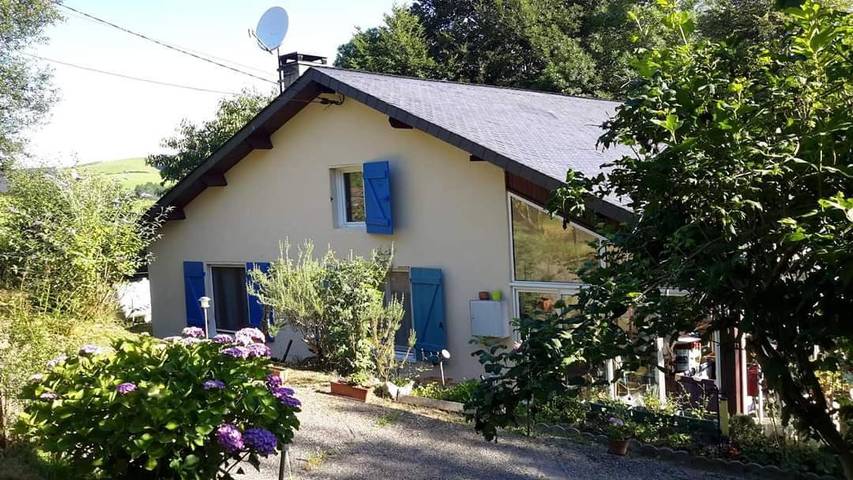 Gîte pour 4 personnes, avec terrasse et vue à Lasseube