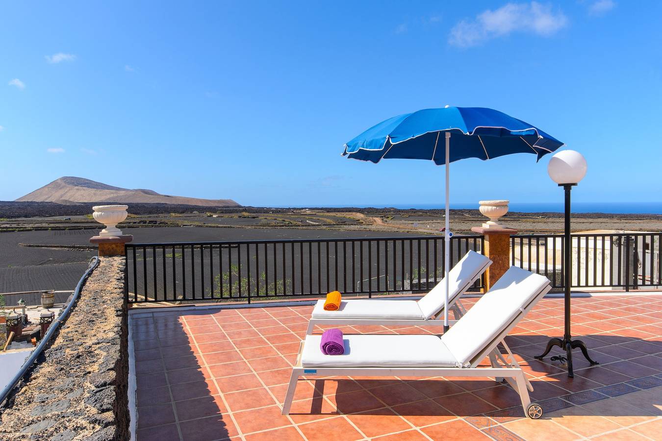 Villa Titán à proximité d'un parc national avec piscine, terrasse, vue sur les montagnes et Wi-Fi in Mancha Blanca, Tinajo