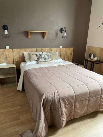 Double Room with Private Bathroom in Noyers-sur-Cher, Région de Romorantin-Lanthenay