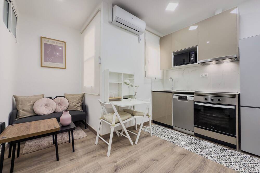 Ganze Wohnung, Apartment 1 in Ronda Sant Pau in Barcelona Zentrum, Barcelona