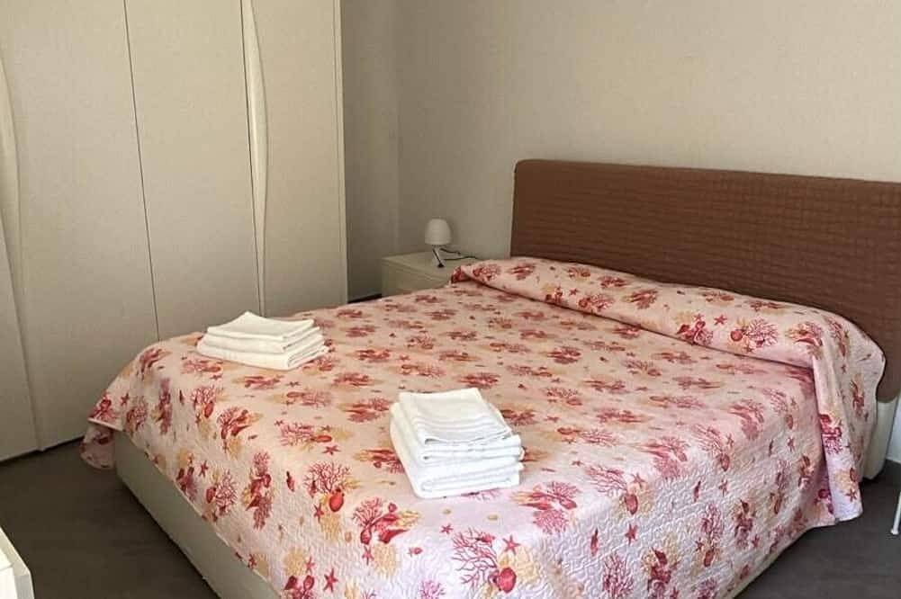 Appartement entier, Michelle's Beach House: Oceanfront with a beach right outside the door; Wi-Fi included in Trapani, Province de Trapani