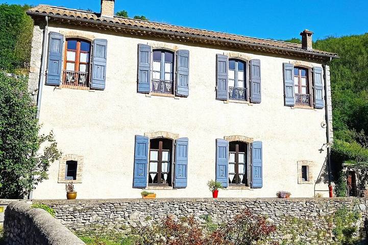Gîte pour 8 personnes, avec jardin et piscine à Sumène