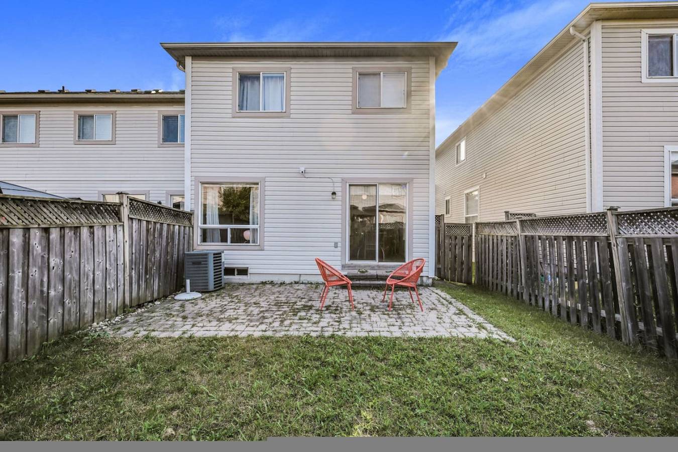 Spacious Whitby Haven: 3Br Home + Parking in Whitby (Canada), Lake Ontario (Canada)