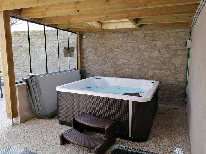 Gîte pour 4 personnes, avec jacuzzi ainsi que jardin et terrasse